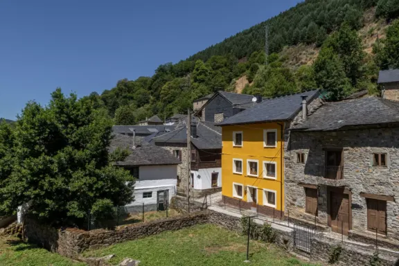 Varias casas en una aldea de montaña