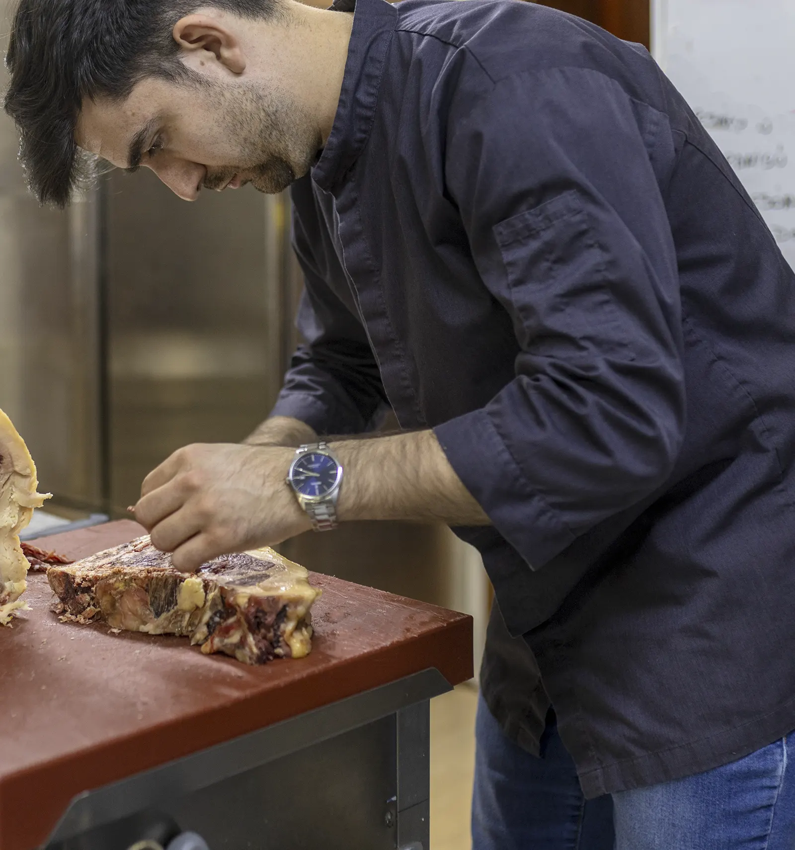 Hombre cortando un chuletón