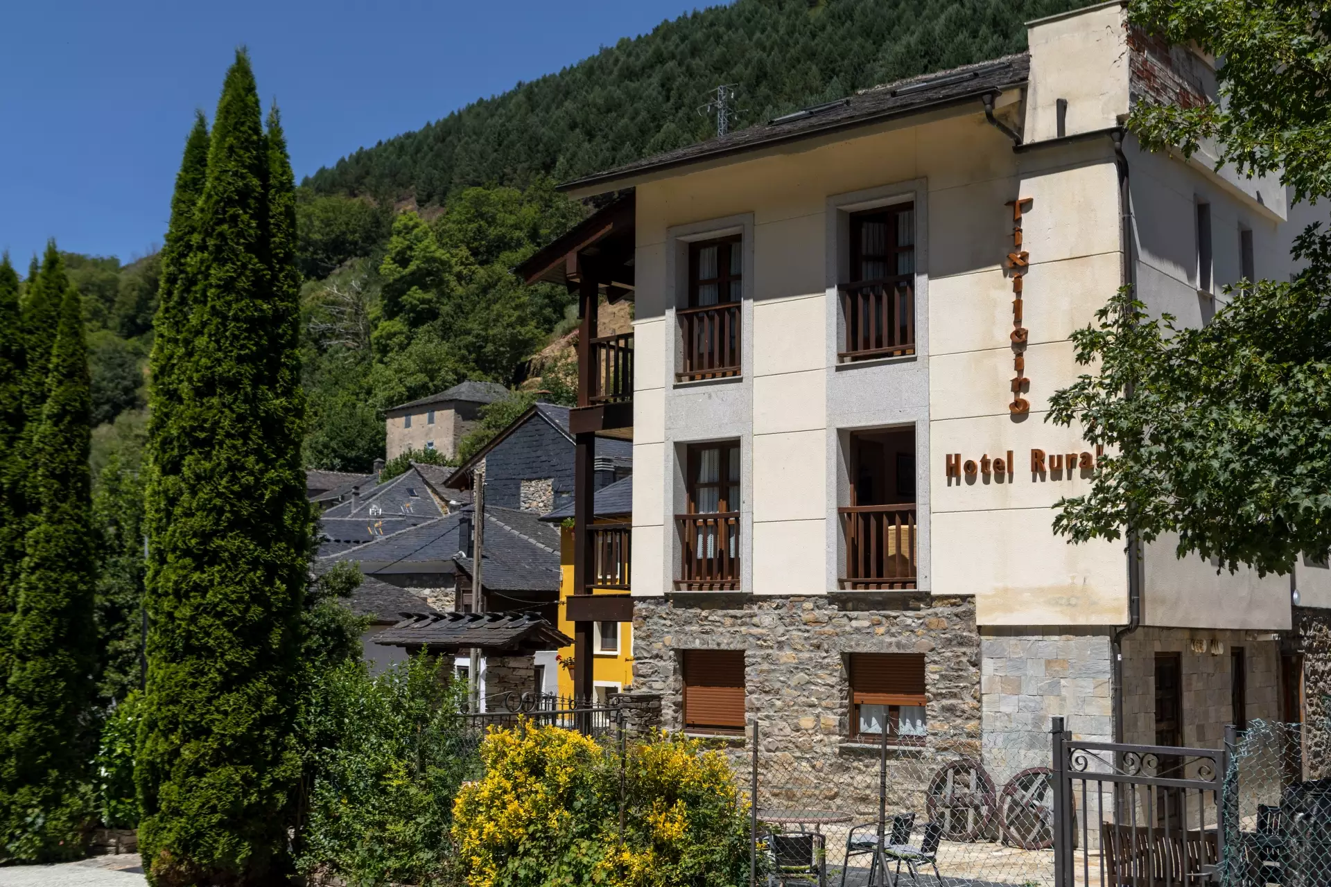 Fachada del Hotel Rural Tixileiro