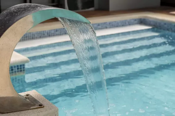 Chorro de agua de una fuente en una piscina