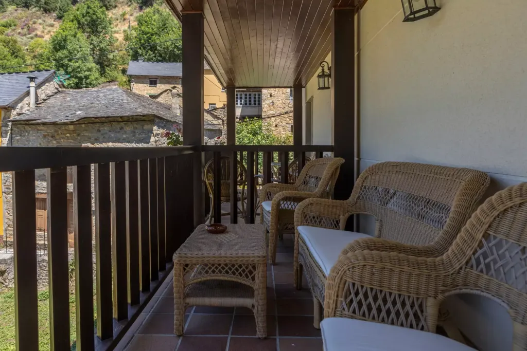 Balcón con mobiliario de mimbre