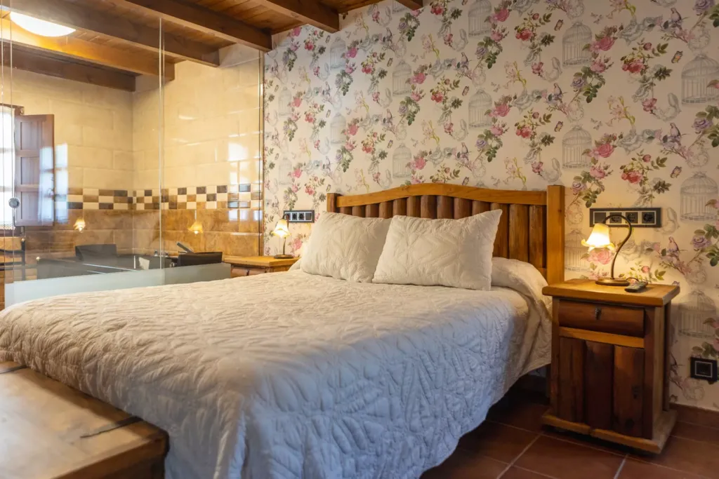 Cama doble junto a un jacuzzi