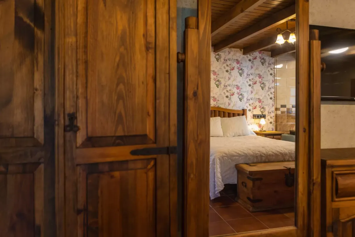 Armario de madera y cama de fonso