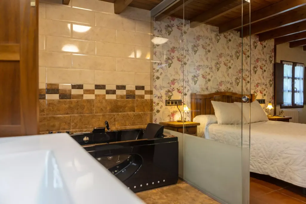 Cama junto a un jacuzzi