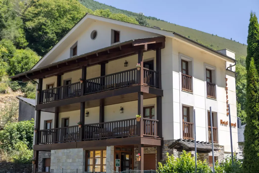 Fachada del Hotel Tixileiro