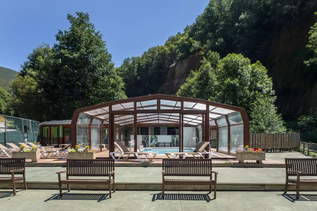 Piscina cubierta junto a la naturaleza