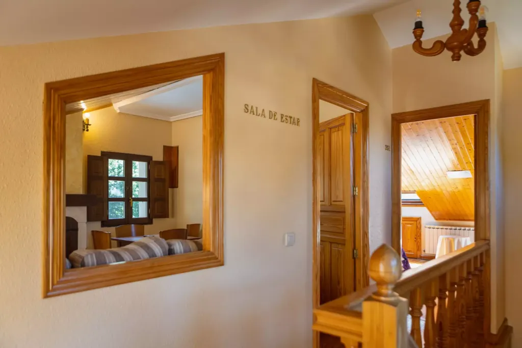 Puertas de madera junto a una barandilla