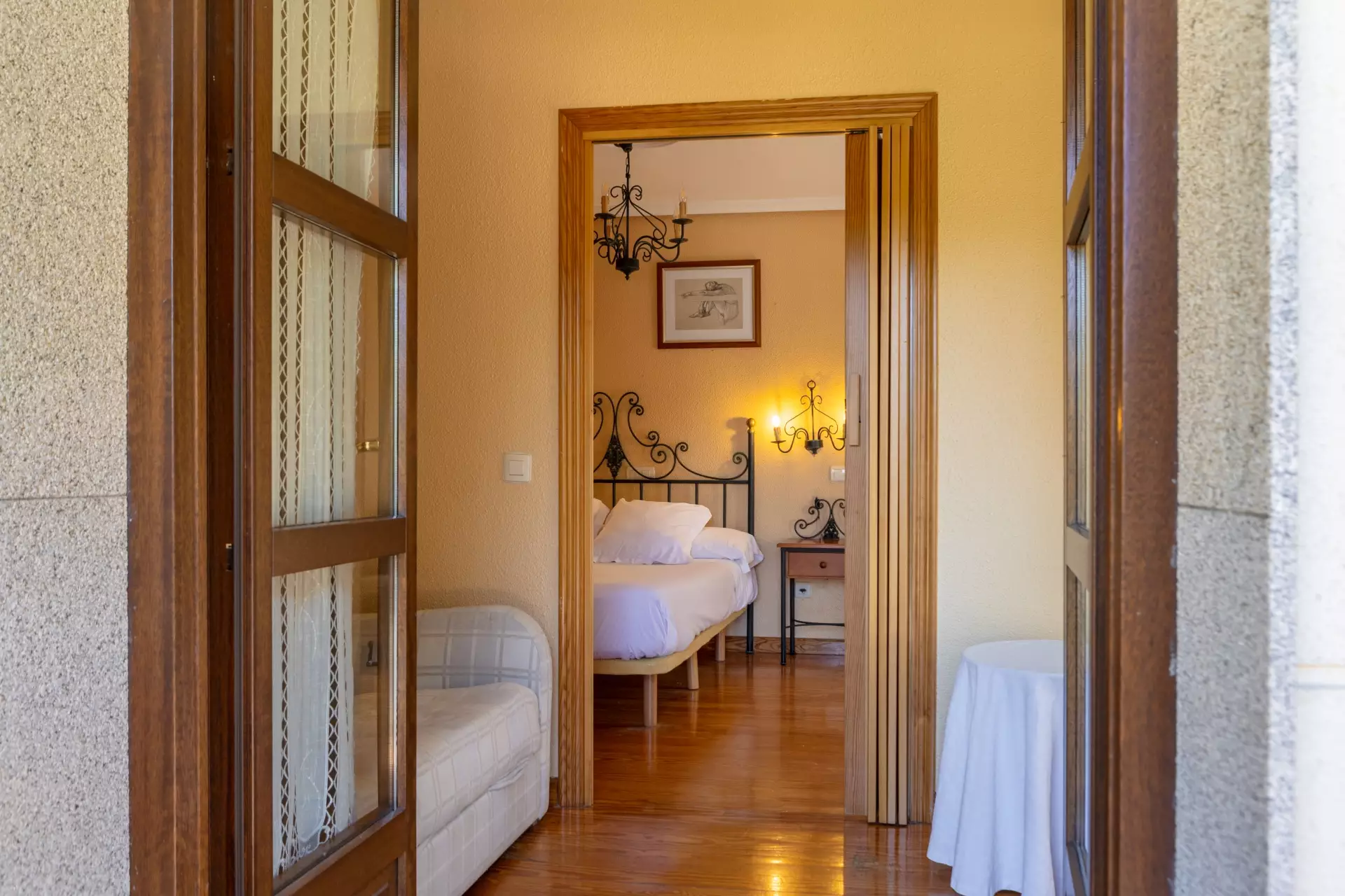 Puerta de una habitación con un cama al fondo