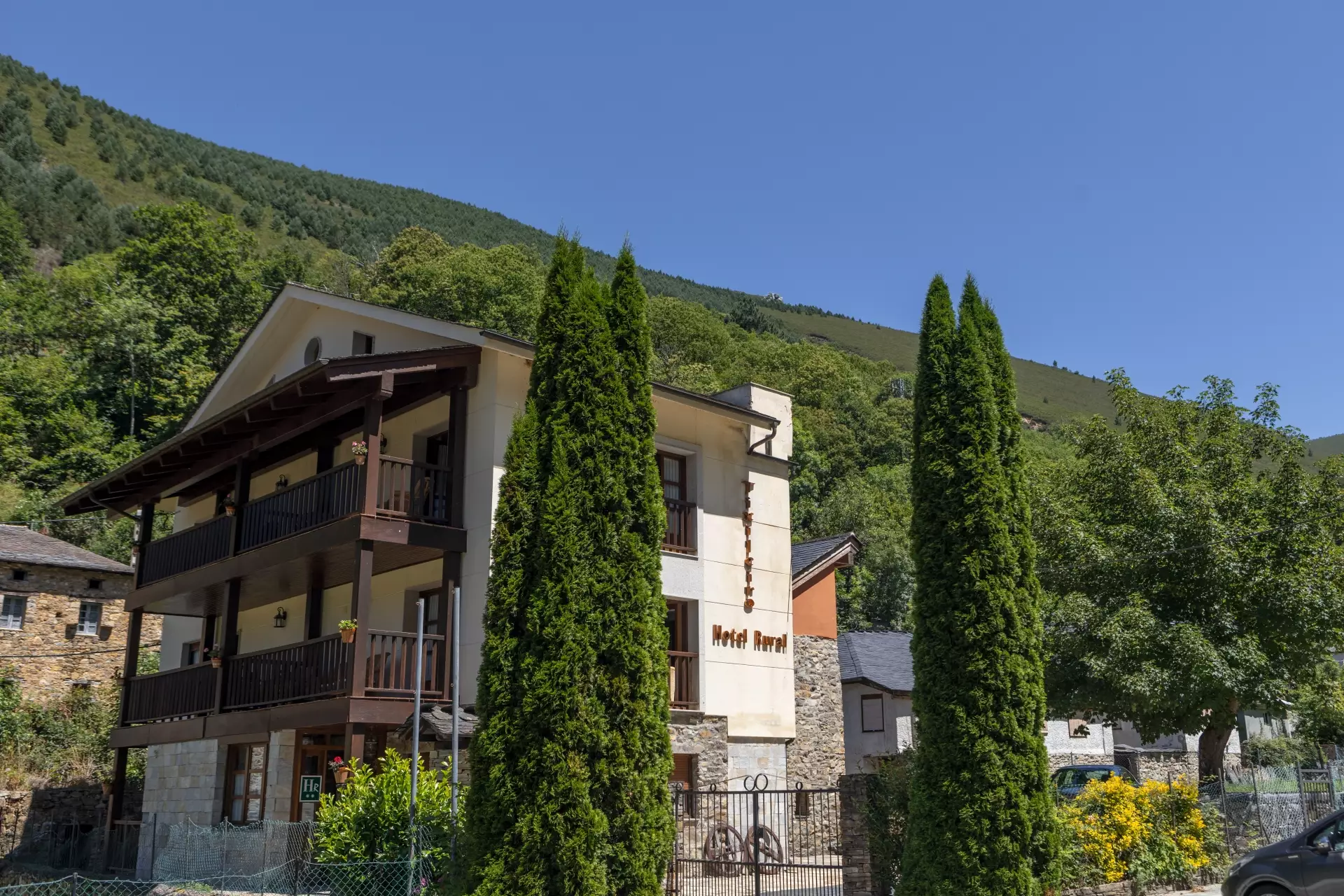 Fachada del hotel rural Tixileiro