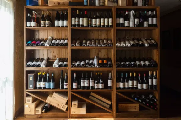 Mueble con botellas de vino