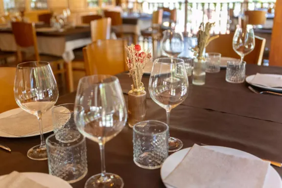 Copas de cristal sobre una mesa