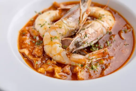 Plato de cuchara con langostinos