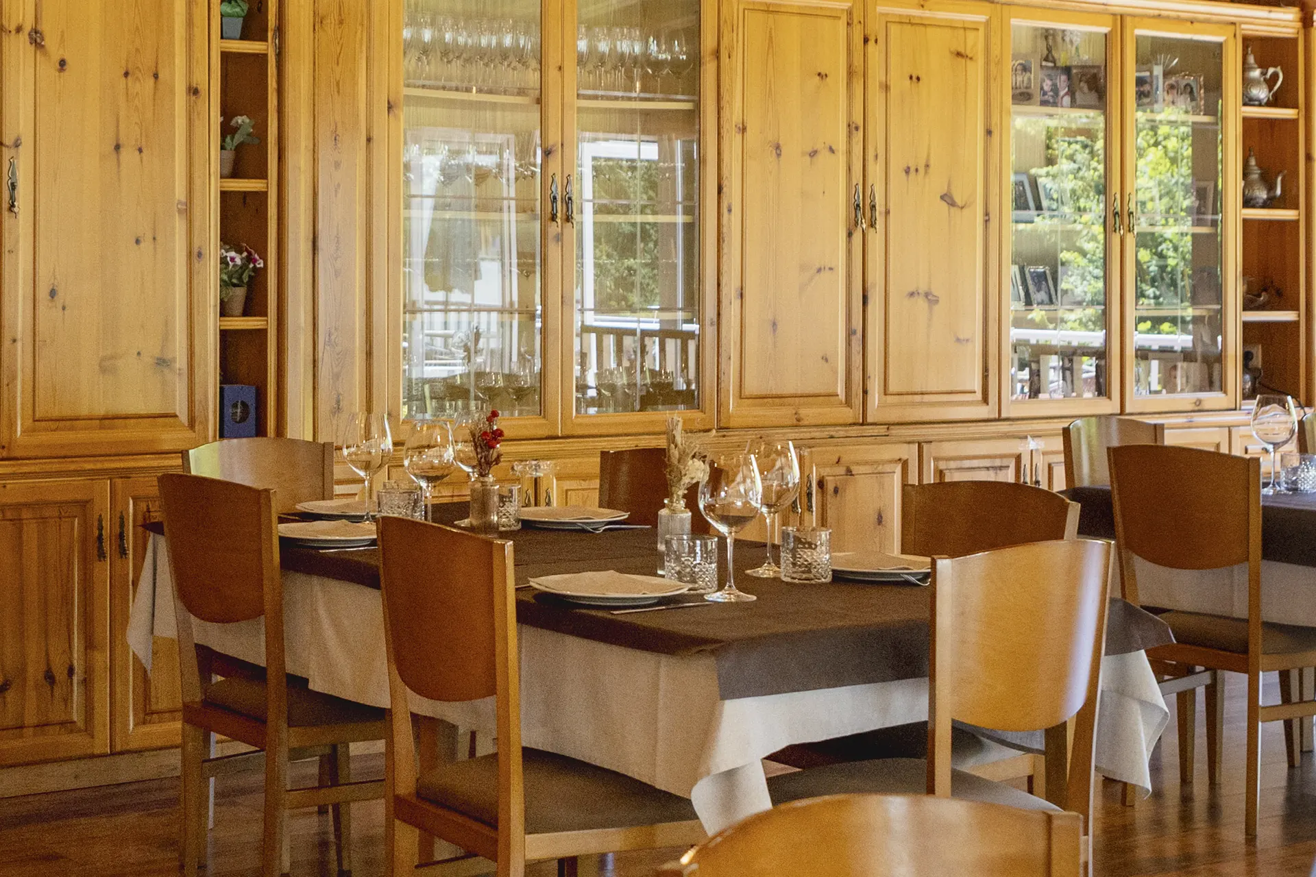 Salón de un restaurante con mobiliario de madera