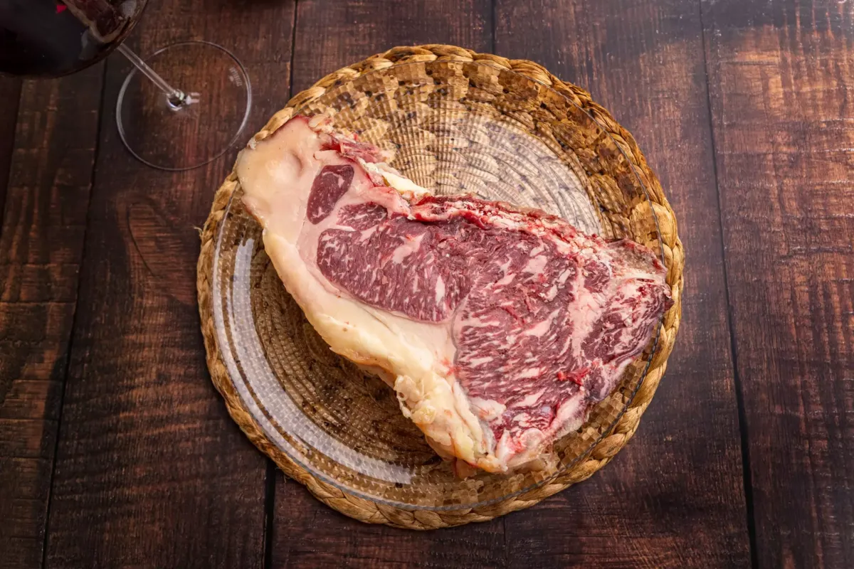 Plato con un chuletón crudo