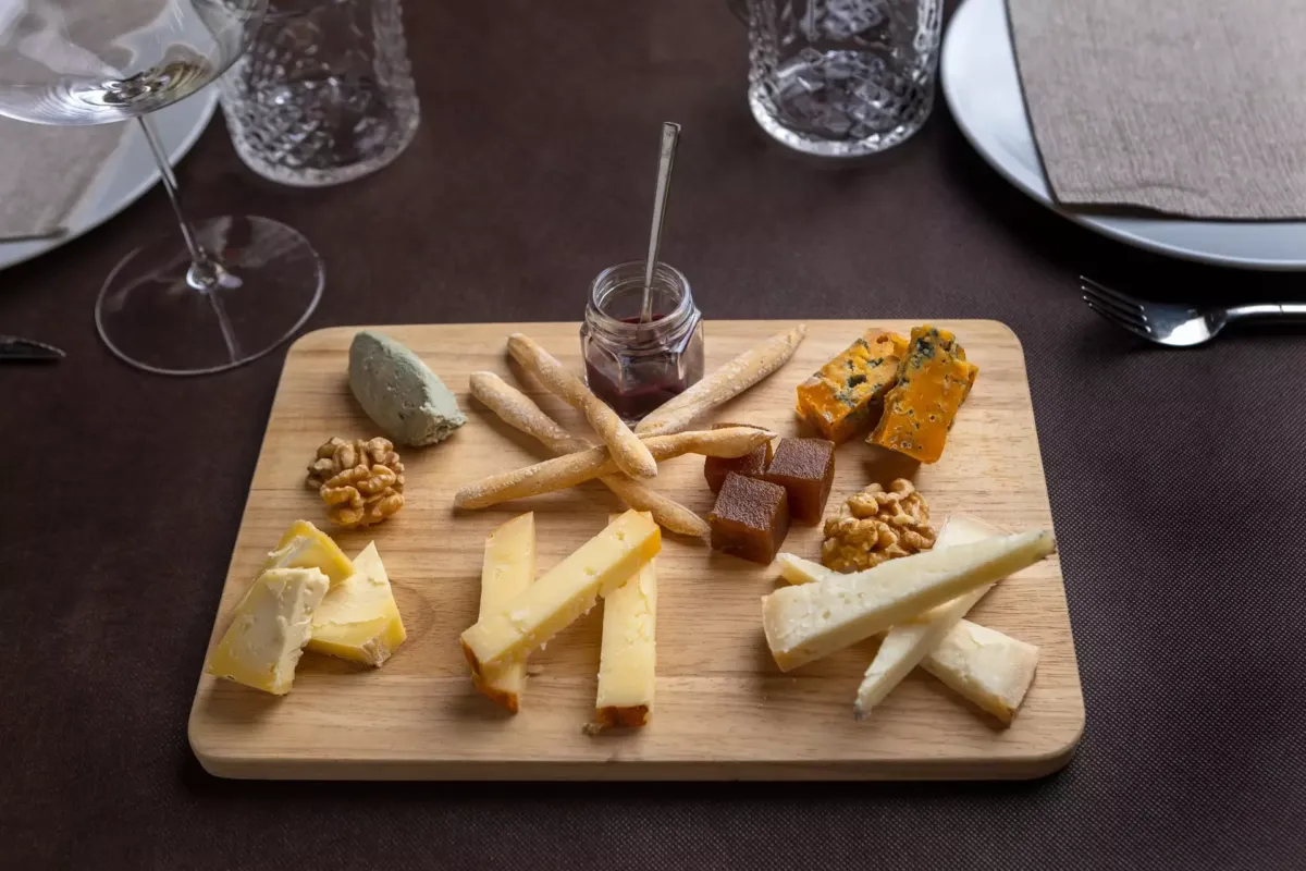 Tabla de quesos, me,brillo y nueces